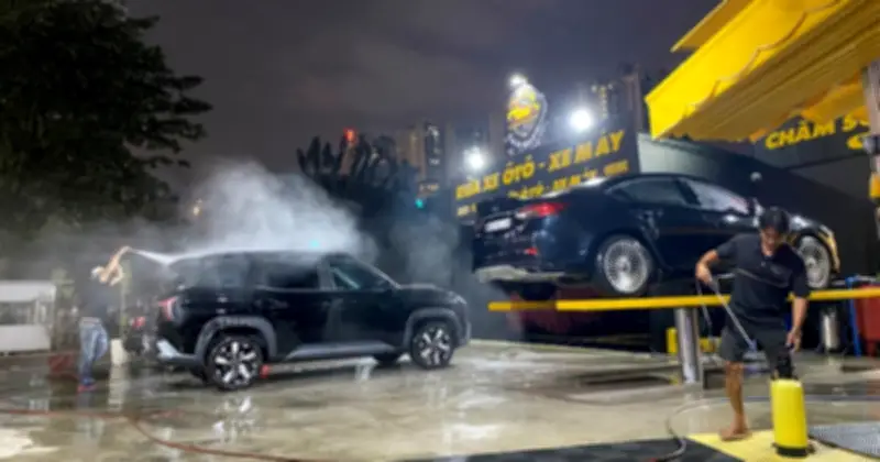 Rửa xe cận Tết: Hà Nội giá tăng gấp 3, TP.HCM đông khách nhưng giá mềm hơn