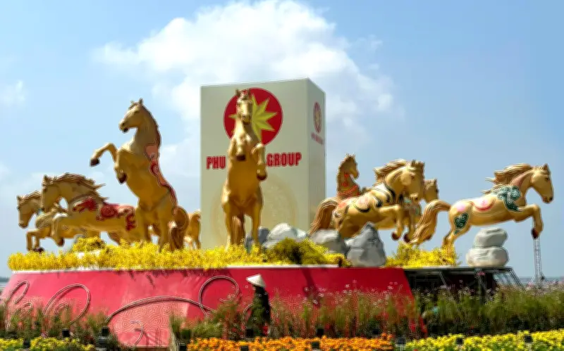 Rạch Giá rực rỡ với đại cảnh 'Mã đáo thành công' 10 con ngựa vàng đón xuân