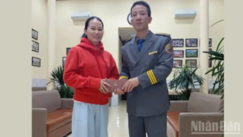 Nhân viên đường sắt trả lại ví chứa hàng chục triệu đồng cho hành khách bỏ quên