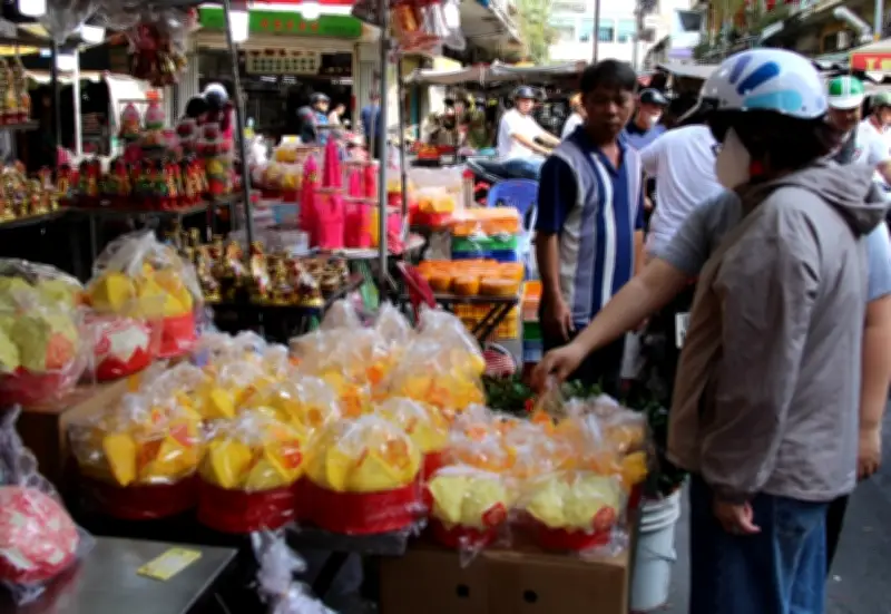 Rực rỡ bánh tài lộc ở chợ người Hoa TP.HCM ngày vía Thần Tài