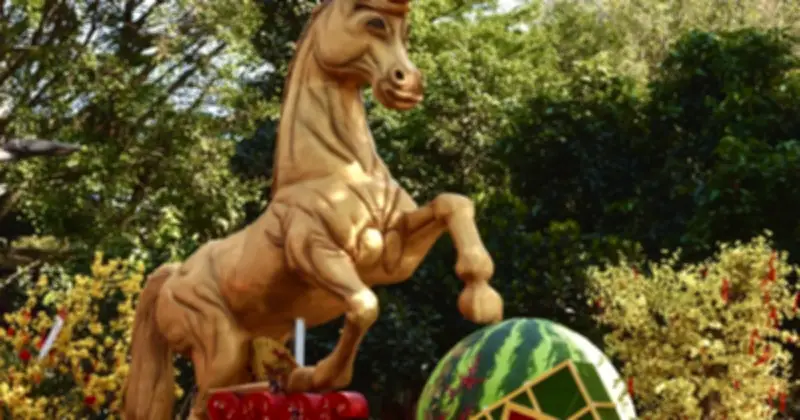 Nghệ nhân kỷ lục 'rồng lu' ra mắt linh vật ngựa khổng lồ tại TP.HCM dịp Tết