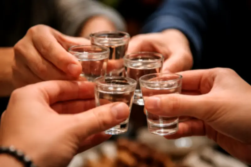 Bí Quyết Phục Hồi Sau Khi Uống Rượu: Uống Nước, Ăn Nhẹ Và Nghỉ Ngơi