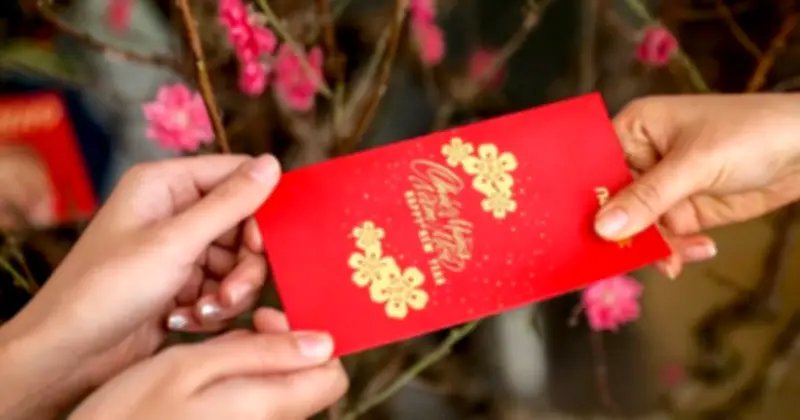 Sắc đỏ bao lì xì: Biểu tượng may mắn và văn hóa sâu sắc trong ngày Tết Việt