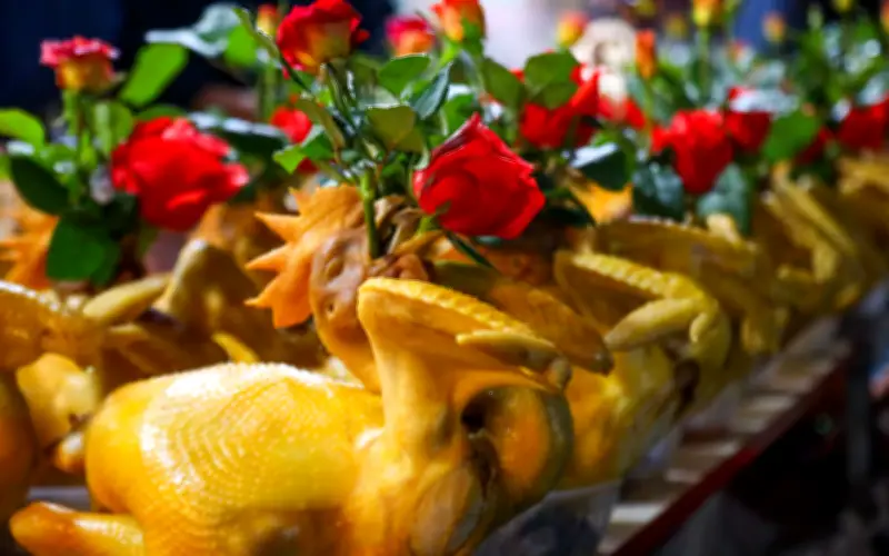 Gà lễ ngậm hoa hồng giá 800.000 đồng/con, chợ Hàng Bè sôi động dịp cúng ông Công ông Táo