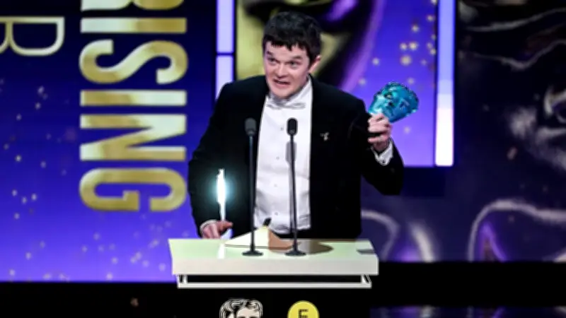 Robert Aramayo Gây Bất Ngờ Lịch Sử Tại BAFTA, Đánh Bật Loạt Sao Hollywood