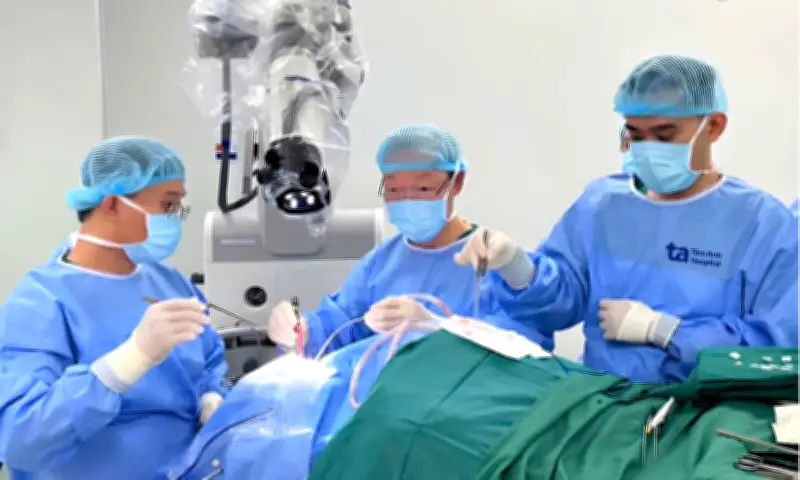 Robot AI cứu thanh niên khỏi khối u não gây động kinh vắng ý thức