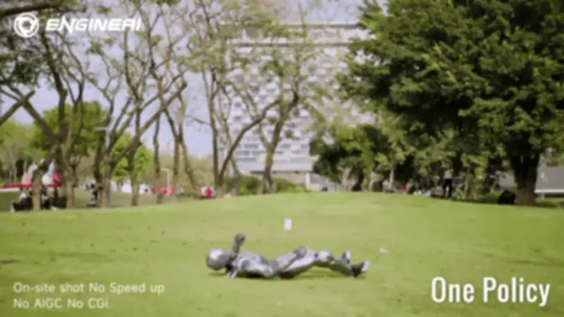 Robot hình người 'mini' EngineAI PM01 gây ấn tượng với khả năng thăng bằng vượt trội