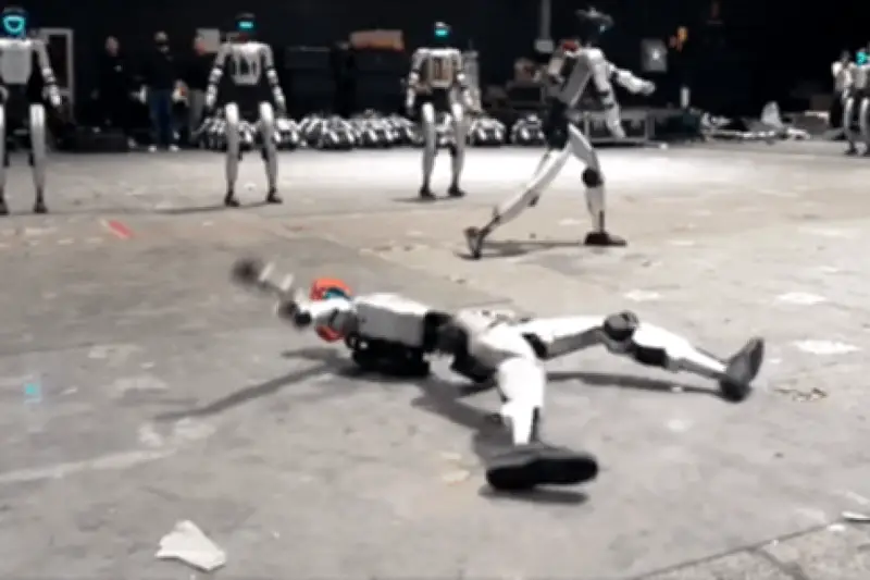 Robot múa võ gây sốt sau đêm Xuân Vãn 2026, hậu trường tập luyện hé lộ quy trình bài bản