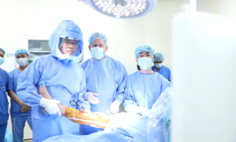Robot phẫu thuật CORI lần đầu tiên tại Việt Nam hồi sinh đôi chân cho bệnh nhân thoái hóa khớp