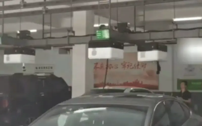 Robot Sạc Xe Điện Tự Động: Xu Hướng Mới Tại Bãi Đỗ Xe Ngầm Trung Quốc