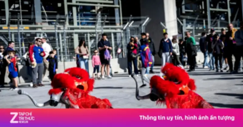 Robot Trung Quốc gây sốt với màn múa lân tại Camp Nou trong dịp năm Ngọ