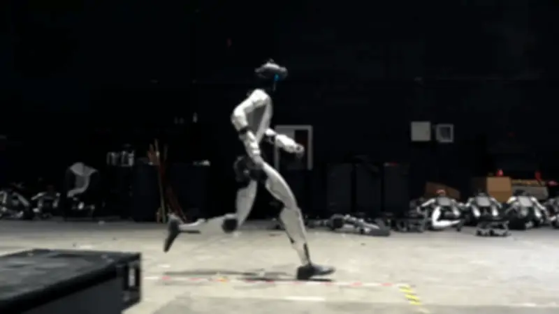 Robot Trung Quốc gây sốt với màn parkour, múa côn đỉnh cao tại gala Xuân Vãn