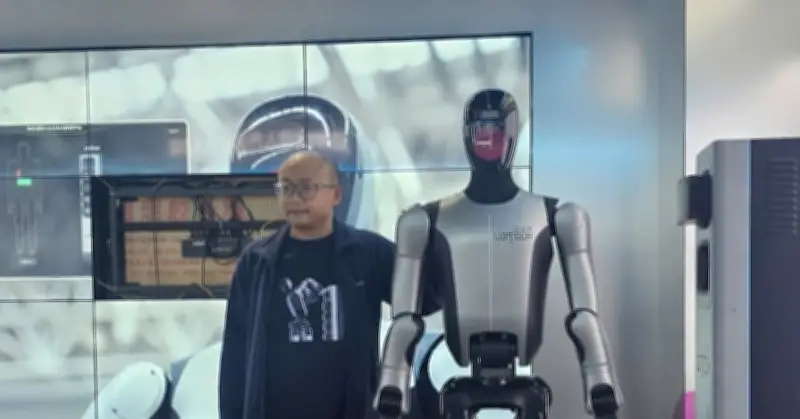 Robot Trung Quốc làm việc 24/7, từ thay pin đến kể chuyện cho trẻ em