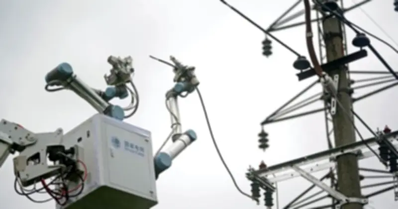 Robot Trung Quốc Lần Đầu Sửa Điện Trực Tiếp Trên Đường Dây 10 kV, Loại Bỏ Nguy Cơ Tử Vong