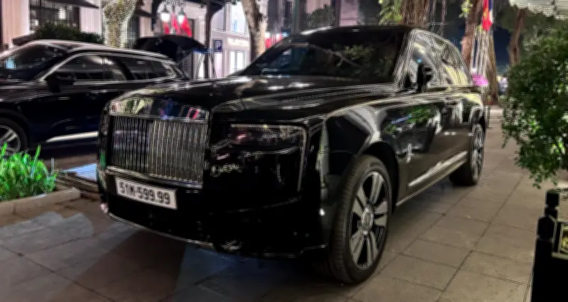 Rolls-Royce Cullinan độ Series II với biển số 599.99 giá hơn 34 tỷ đồng tại Hà Nội