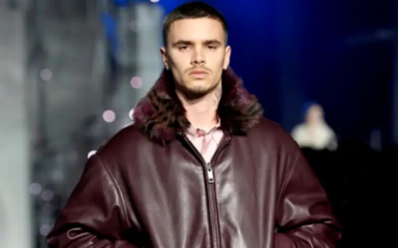 Romeo Beckham Tỏa Sáng Trên Sàn Diễn Burberry, Tái Hợp Bạn Gái Kim Turnbull