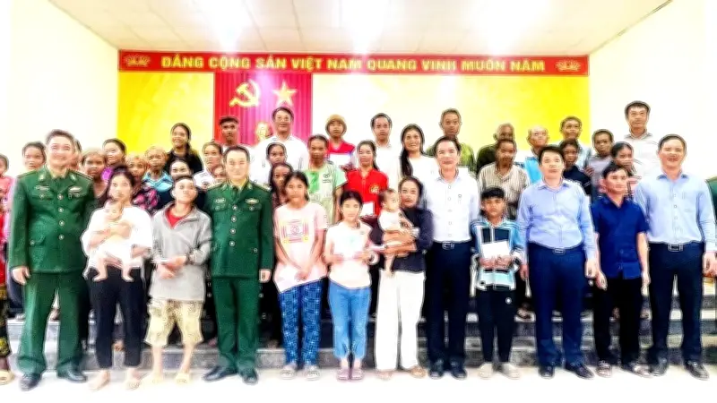 Người Rục vươn mình từ hang đá: Đường bê-tông, lúa nước và những ước mơ đại học