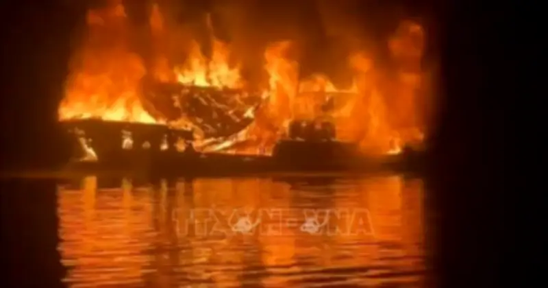 Sự cố cháy tàu du lịch trên Vịnh Hạ Long: Hành khách an toàn, nguyên nhân đang được điều tra