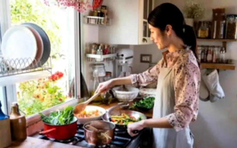 Sợ Tết vì suốt ngày cắm cúi trong bếp nấu nướng: Nỗi niềm của nhiều phụ nữ