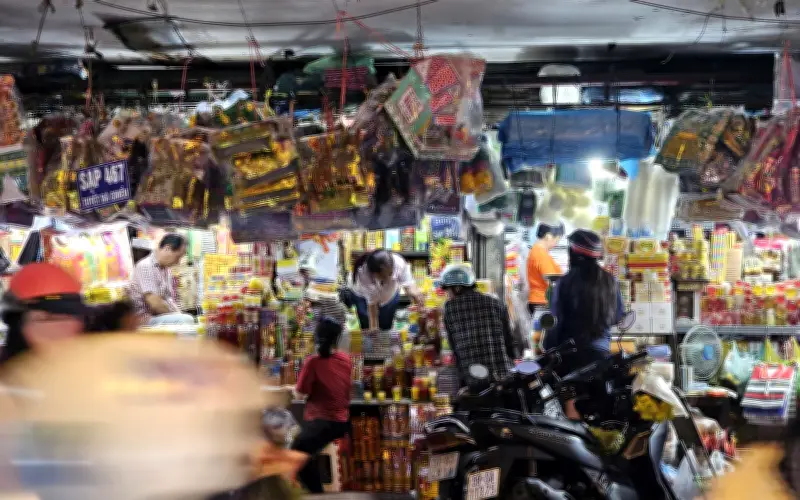 Tiểu thương Sài Gòn rầu rĩ vì chợ Tết chỉ sôi động sát ngày 23 tháng Chạp