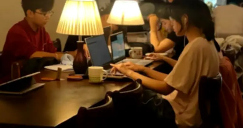 Giới trẻ Sài Gòn 'chạy deadline' cận Tết tại quán cà phê 24/7