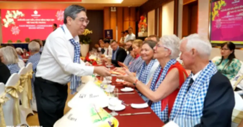 Saigontourist Group đón tiếp 50 du khách quốc tế đầu xuân tại đường hoa Nguyễn Huệ