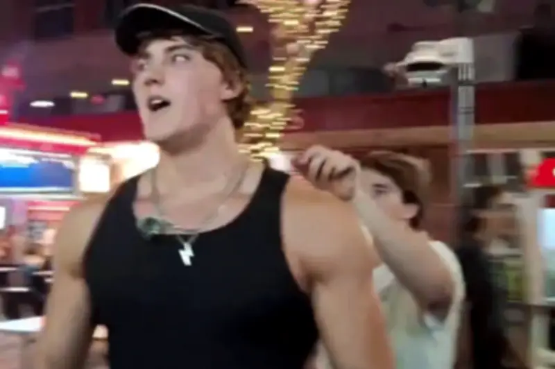 Sao mạng làm đẹp bị giật tóc giả, lộ đầu hói gây sốc trong livestream