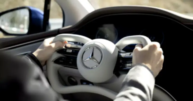 Sau tay nắm cửa, đến lượt thiết kế vô lăng điều khiển trên xe điện bị cấm