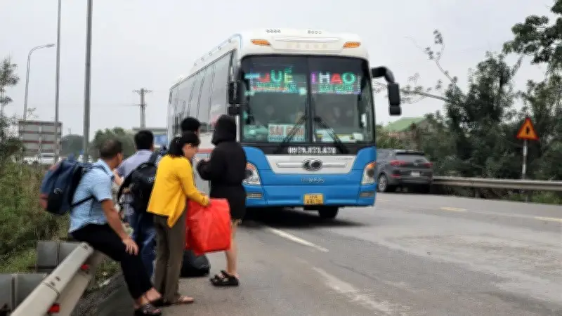 Sau Tết, Hưng Nguyên và Sân bay Vinh tấp nập người dân trở lại nơi làm việc