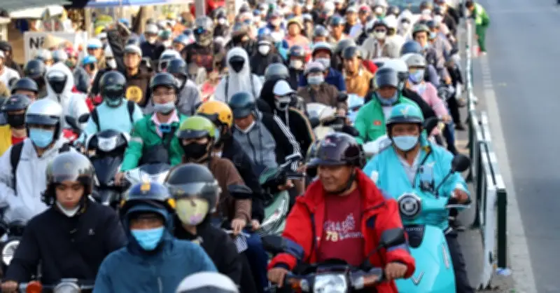 Sau Tết, người dân đổ về TP.HCM, kẹt cứng 2km ở Phạm Văn Đồng