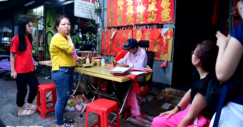Sắc Đỏ Liễn Xuân Rực Rỡ Khu Chợ Lớn, Người Hoa Nô Nức 'Mua Chữ' Đón Tết