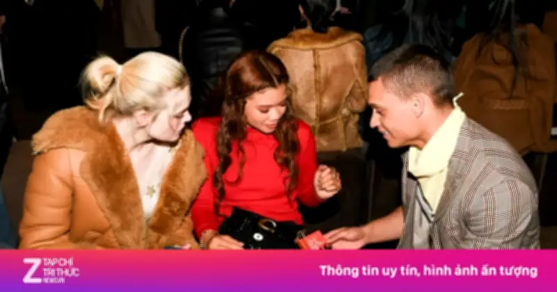 Sách trở thành phụ kiện thời trang 'hot trend' của Coach