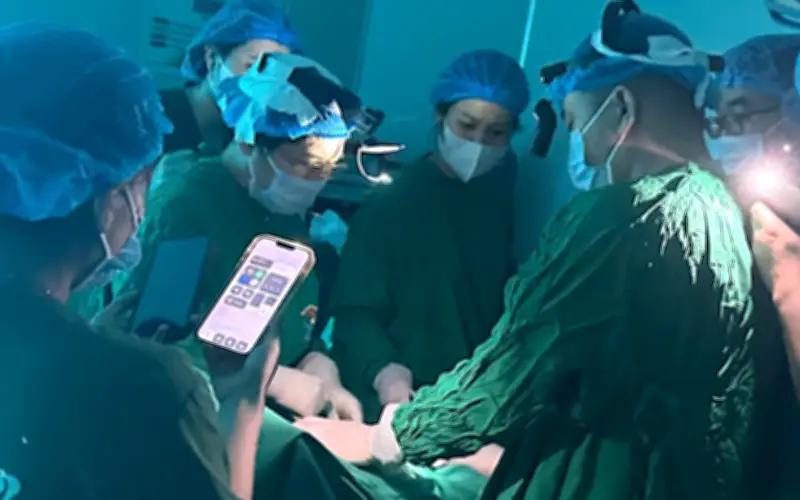 Dịch vụ cha vào phòng mổ cắt dây rốn: Trải nghiệm cảm xúc hay thương mại hóa y tế?