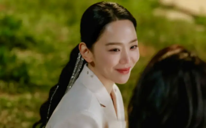 Shin Hye Sun Nhận 'Mưa Lời Khen' Nhờ Phong Cách Thời Trang Trong 'The Art of Sarah'