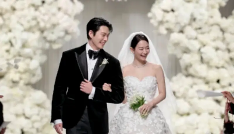 Shin Min Ah và Kim Woo Bin rạng rỡ sau hôn nhân, cùng bận rộn với dự án mới