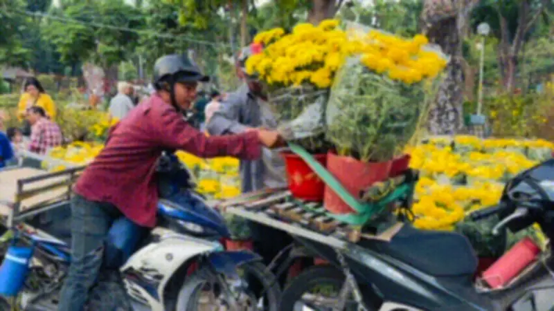 Shipper Tất Bật Chở Hoa Ngày Cận Tết: Nhịp Sống Hối Hả Trên Phố