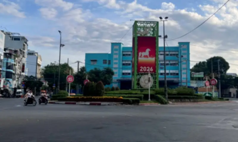 Sài Gòn yên bình trong sáng mùng 1 Tết: Đường phố thoáng đãng, không khí trong lành