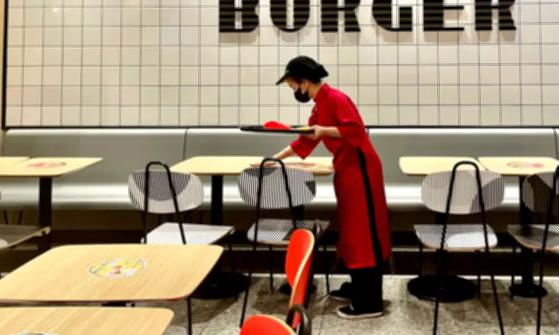 Sinh viên 'bám' thành phố làm thêm xuyên Tết với lương gấp 2-4 lần, kiếm tiền trang trải