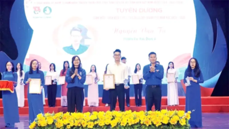 Sinh viên Nguyễn Văn Tú: Gương mặt trẻ tiêu biểu với 'cú đúp' danh hiệu và tinh thần phụng sự cộng đồng