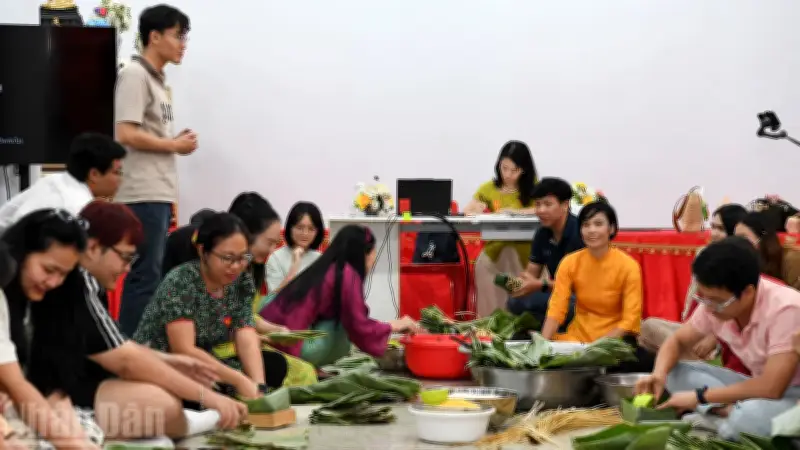 Sinh Viên Việt Tại Thái Lan Gói Bánh Chưng, Đón Tết Ấm Áp Xa Quê