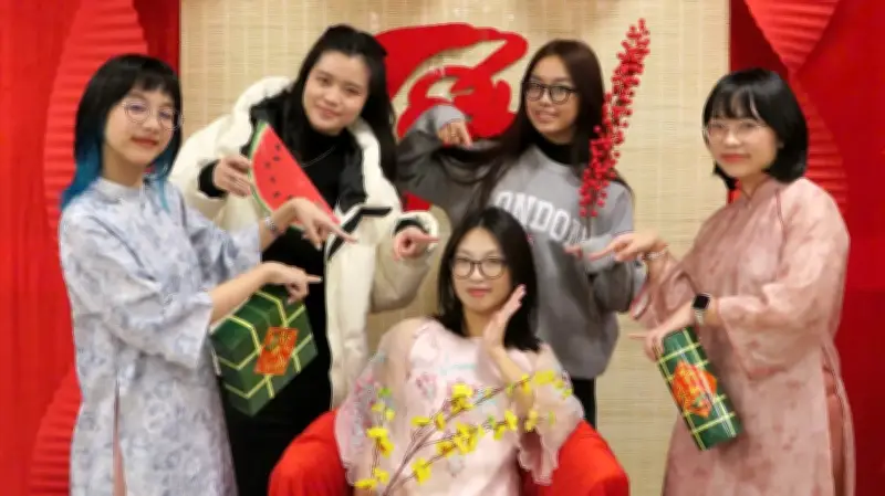 Sinh viên Việt trưởng thành từ trao đổi Anh, thấm giá trị Tết đoàn viên