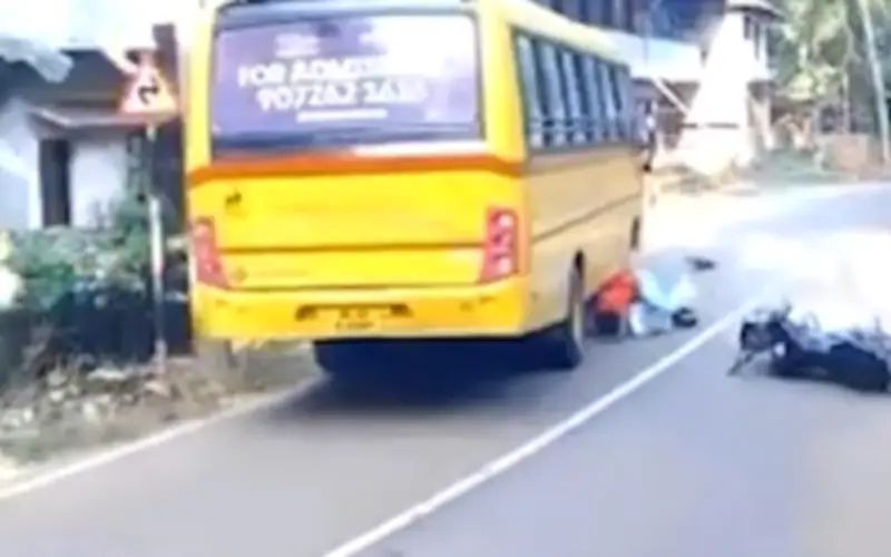 Sinh viên Ấn Độ thoát chết thần kỳ dưới bánh xe buýt nhờ tài xế phản xạ nhanh