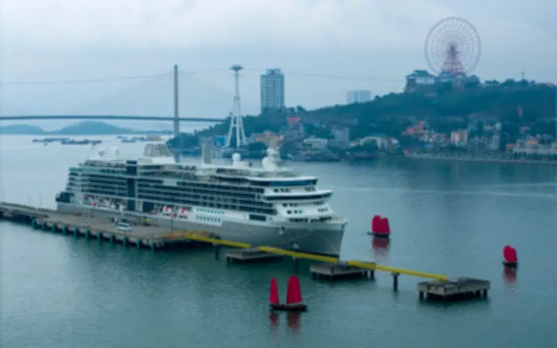 Siêu du thuyền Silver Nova cập cảng Hạ Long, đánh dấu khởi đầu du lịch tàu biển đẳng cấp