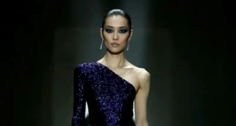 Siêu mẫu Lưu Văn gây sốt tại Milan Fashion Week với váy xẻ tới eo táo bạo