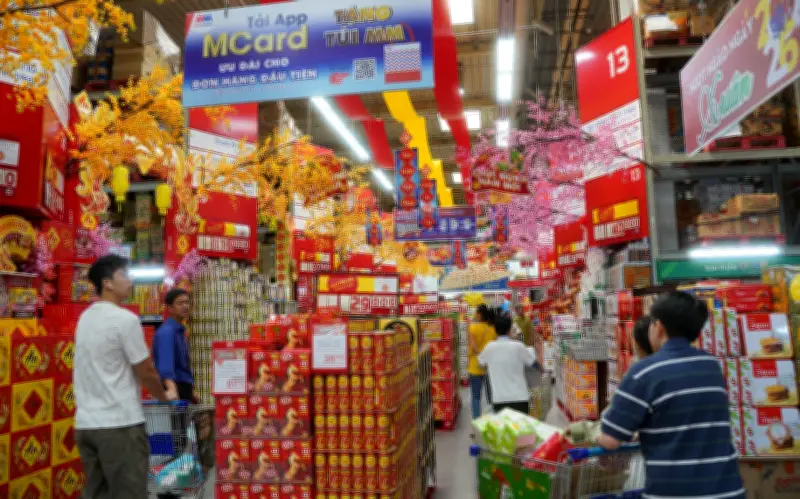 Siêu thị khuyến mãi đón Tết, thị trường bán lẻ sôi động trở lại