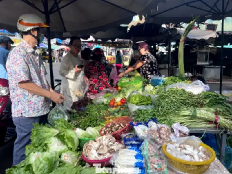 Siêu thị TPHCM mở cửa lại sau Tết: Rau củ ổn định, hải sản khan hiếm