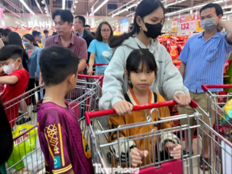 Siêu thị TP.HCM 'nóng' đêm 27 Tết: Khách chen chúc, thanh toán chờ cả tiếng