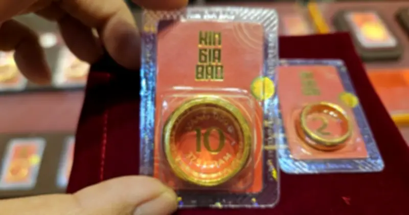 Giá vàng SJC giảm nhẹ nhưng vẫn ở mức cao nhất trong tuần, chênh lệch kỷ lục với thế giới