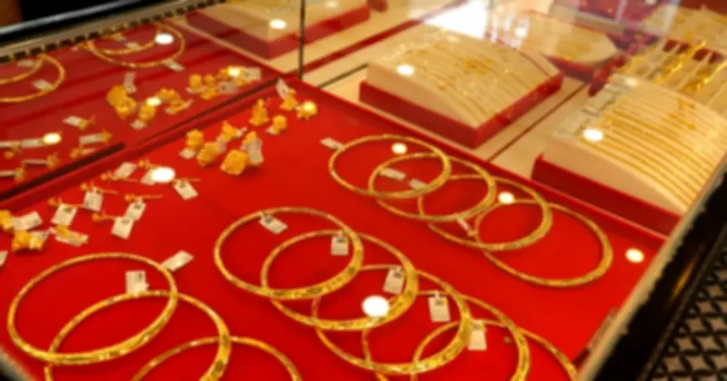 Giá vàng SJC ổn định quanh 178 triệu đồng, thế giới giảm nhẹ trong bối cảnh biến động mạnh