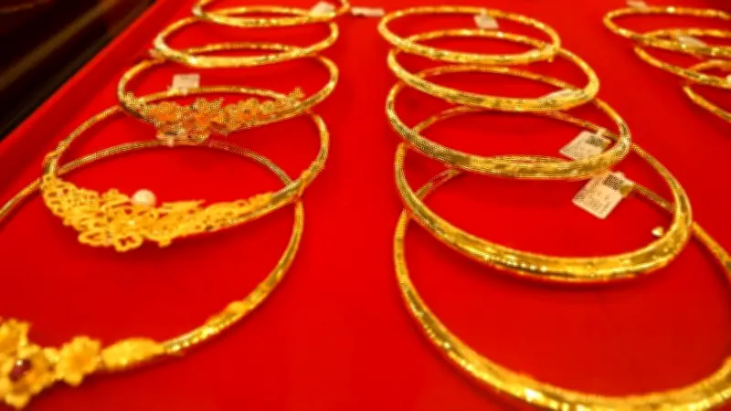 Giá vàng SJC đứng yên, thế giới giảm nhẹ trong bối cảnh thị trường thận trọng